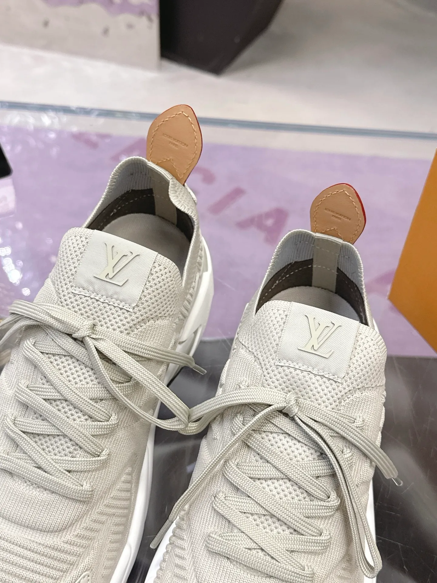 Men's men's shoes: 660💰 LV Louis Vuitton L Jialu brand Runner Tatic series thick-soled casual sports shoes running shoes original purchase development and production This LV Runner Tatic sports shoe is blended with fly woven fabric material to interpret the inspiration of traditional mountaineering shoes. The LV letters are written on one side, the Louis Vuitton logo, and the light and wear-resistant rubber outsole complete the whole package. The delivery counter is exquisitely packaged🛍📦 ▪️Fabrics: Original imported custom fly-knit fabric ▪️Inner lining: Original custom-made breathable mesh ▪️Sole: Original molded anti-slip rubber combination material ▪️Sole thickness: 4CM ▪️Size: Men's 39-45